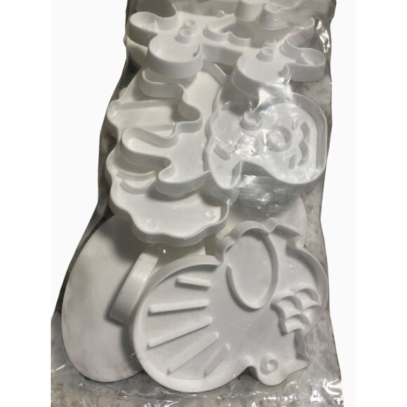 Tupperware White Plastic Holiday Cookie Cutters Set Of 10 Halloween Valentines - Picture 6 of 12